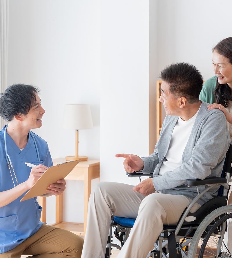 穏やかな雰囲気で話をしているスタッフと利用者