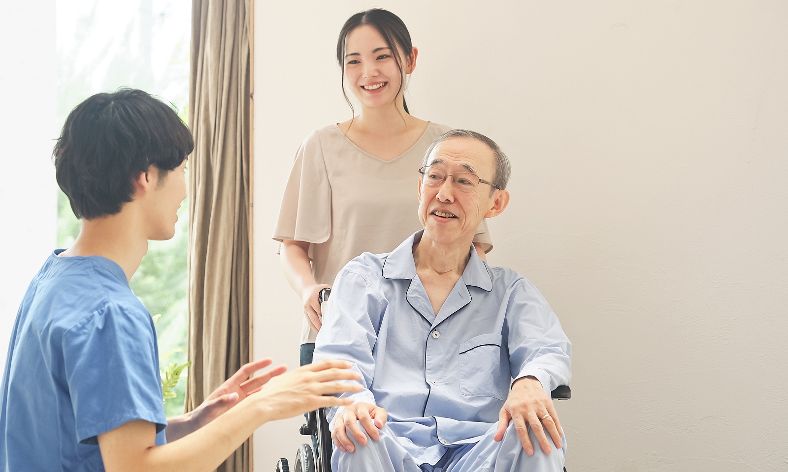 にこやかに話をしている利用者とスタッフの写真